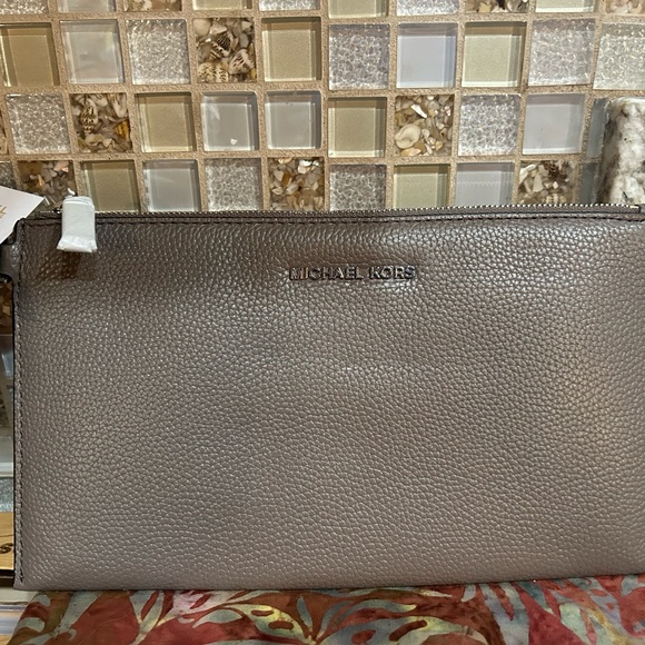 NWT Michael Kors Mercer Cinder Large Zippered Leather Clutch. - Picture 1 of 6